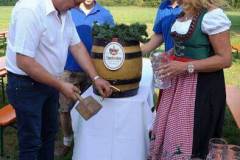 Die Ehre das Bier anzuzapfen hatte Helmut Paulus. Ein Danke für das Engagement für die Dorfgemeinschaft.