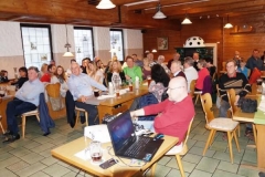 Gespannt schaut man der Präsentation zu