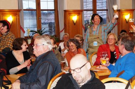 Mit lautem „seits freindlich“ marschierten die Dorfratschen ein