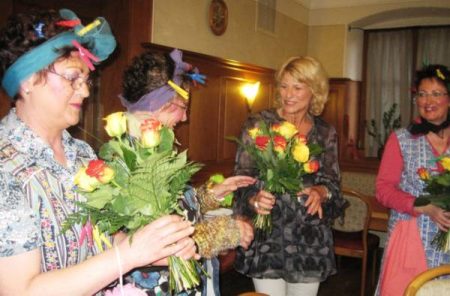 Blumen für einen gelungen Auftritt. Eine nette Geste von Doris Schmidt.
