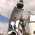 Ein echter Hingucker: Der Turm in Abensberg v. F. Hundertwasser