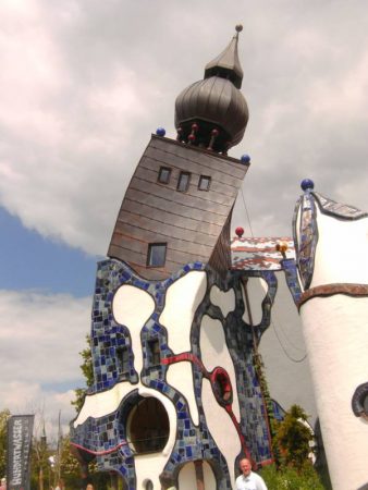 Ein echter Hingucker: Der Turm in Abensberg v. F. Hundertwasser
