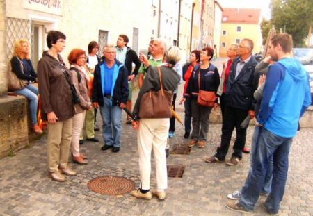 Interessiert hörte man der Stadtführerin zu