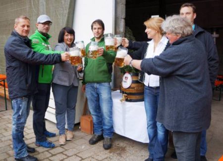 Bestens aufgelegt und mit frisch gezapften Bier eröffnete unsere Bürgermeisterin und Doris Schmidt das Viehberger Maifest. Rechts Sabine Mädl, Künstlerin aus Kotzheim.