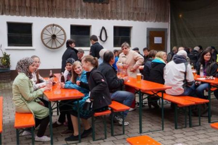 In der Halle waren die Plätze belegt. Die Tapferen hielten es auch im Hof aus.