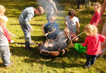 Kartoffeln am Spies – für die Kids ein Hochgenuss.