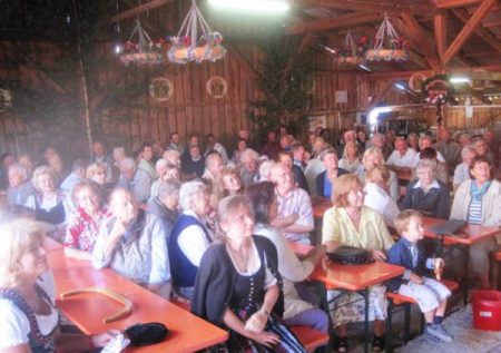 Der Gottesdienst im Stodl war sehr gut besucht.