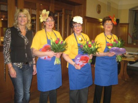 Für den unterhaltsamen Auftritt gab es Blumen und ein Danke von Doris Schmidt