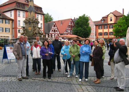 Die Besuchergruppe aus Viehberg auf dem Schwabacher Marktplatz