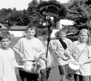 Trommelnd und mit lautem Gesang verkündeten Viehberger Kinder den Beginn der 25-Jahr-Feier der Dorfgemeinschaft