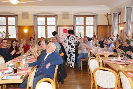 Gute Laune verbreitete der Einmarsch der Dorfratschen