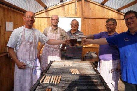 Endlich rauchte wieder der Bratwurstgrill. Darauf ein Prost!