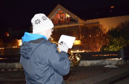 Weihnachtliche Trompetenklänge schallten durch das Dorf.